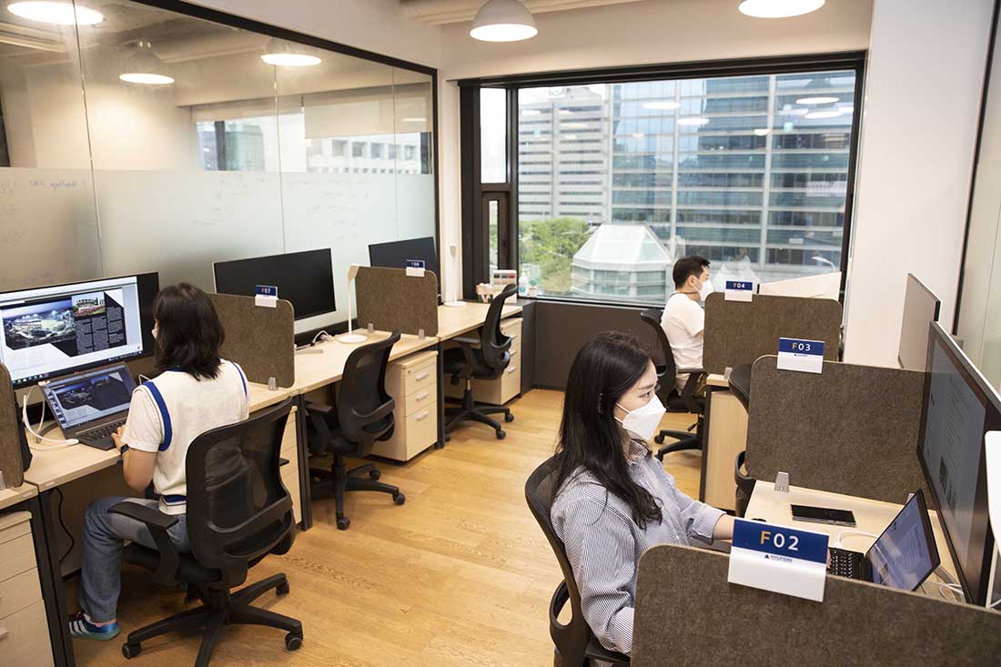 현대건설_역삼동 거점 오피스에서 근무하고 있는 직원들의 모습 현대건설_역삼동 거점 오피스에서 근무하고 있는 직원들의 모습